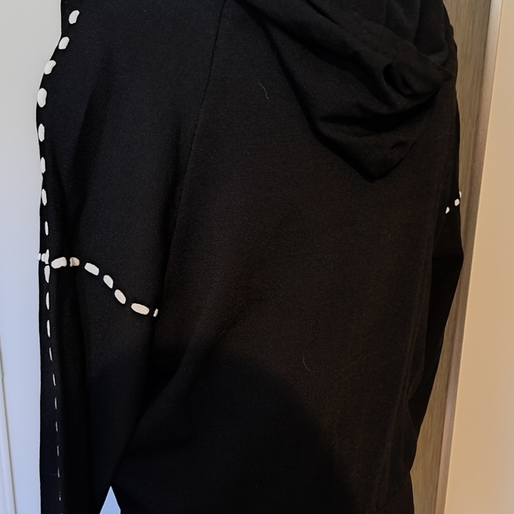 Ladies black pullover with hood - Picture 2 of 4